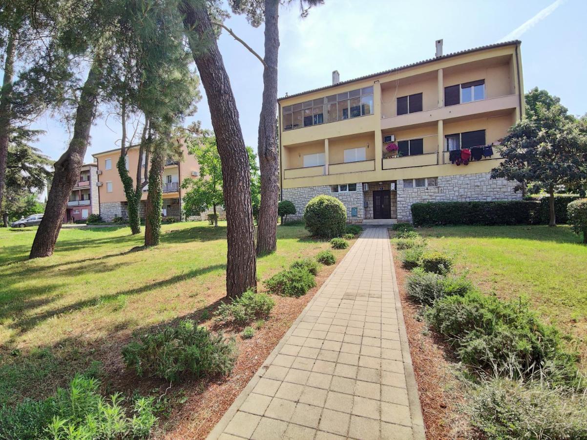 Apartment Leo Umag Exterior photo